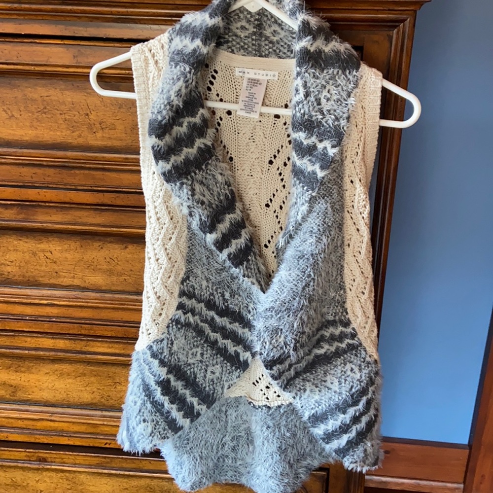 EUC Girls M 10-12 Sweater Vest